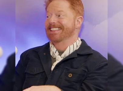 jesse tyler ferguson from modern family recalls awkward police encounter jesse tyler ferguson from modern family recalls awkward police encounter