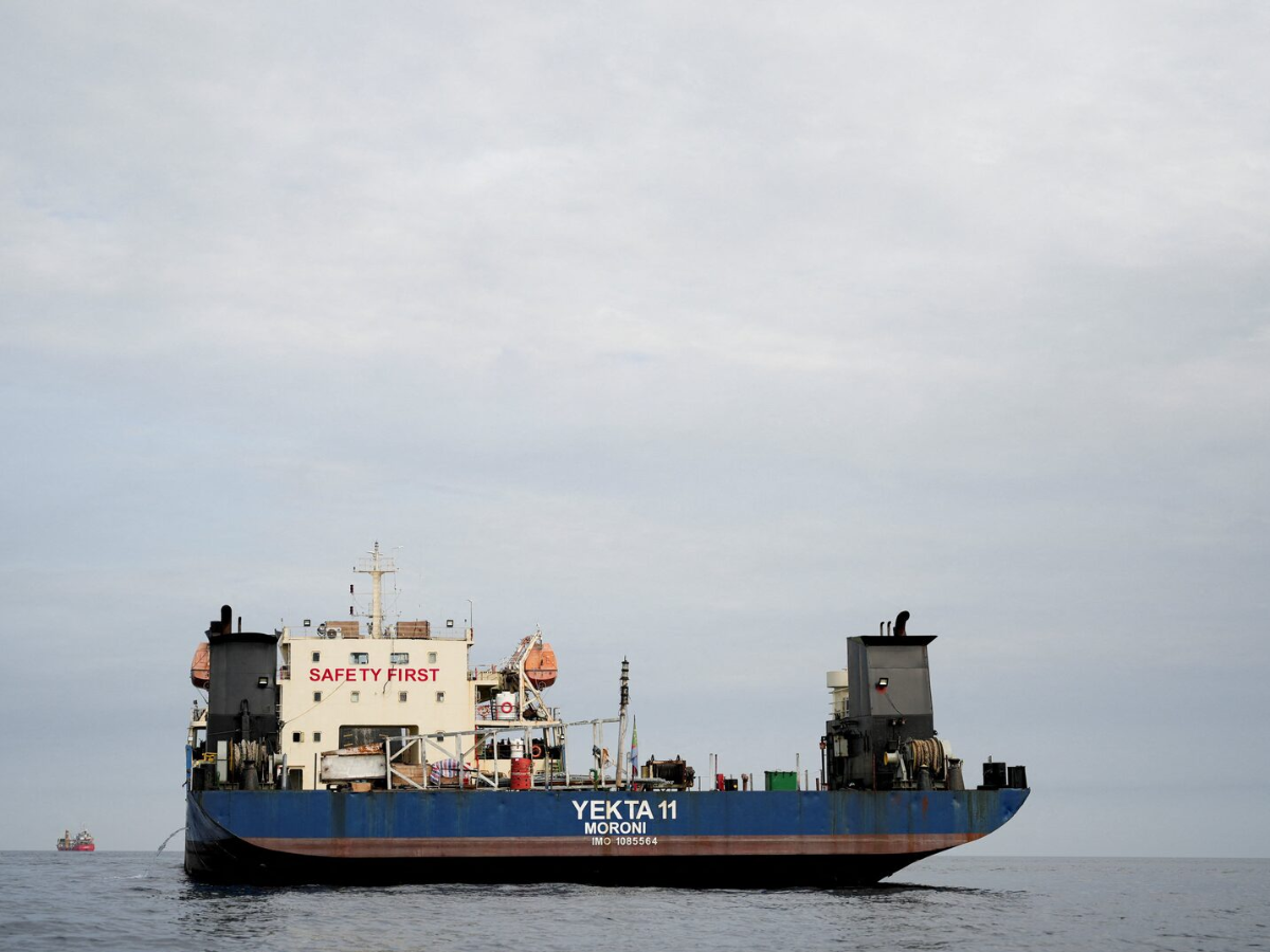 What does a US naval blockade of Iran mean for oil flows?