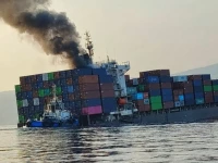 irgc announced that a vessel carrying more than 2 500 containers sank south of the strait of hormuz after striking a naval mine and catching fire photo presstv breaking on x