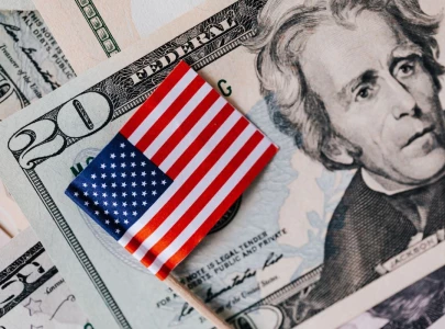 us fed holds interest rate steady at 3 5  3 75 flags persistent inflation risks