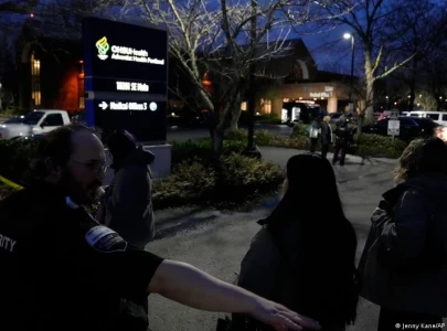 us federal agents shoot wound two