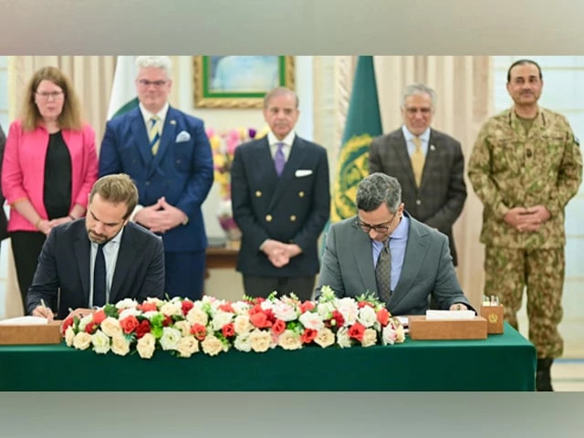 prime minister shehbaz sharif witnesses singing of an mou between national logistics corporation and mota engil group photo pid prime minister shehbaz sharif witnesses singing of an mou between national logistics corporation and mota engil group photo pid