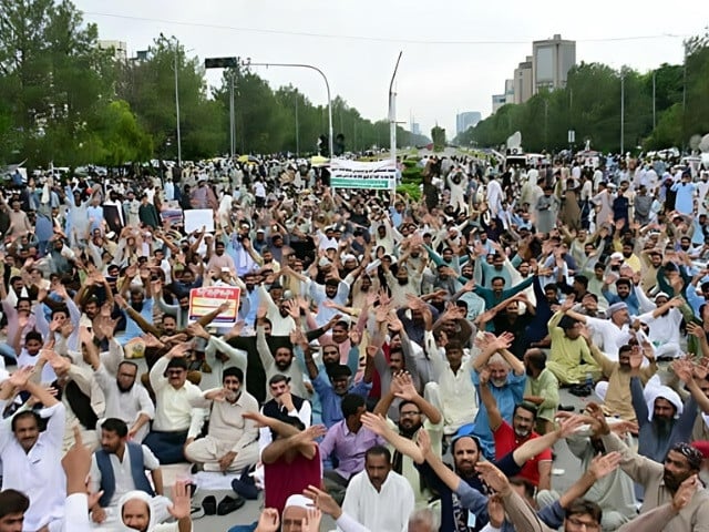 وزیر صنعت کی یقین دہانی کے بعد یوٹیلیٹی سٹورز ملازمین نے دھرنا ختم کر دیا۔ ایکسپریس ٹریبیون