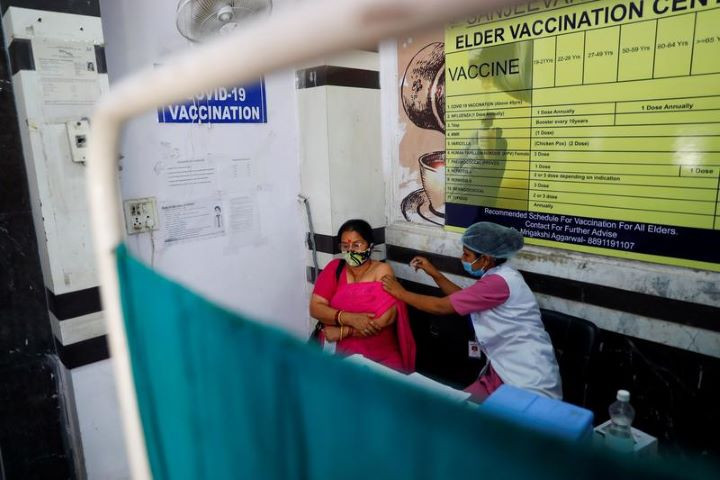 Home vaccination for above 80s begins - Vimarsana News