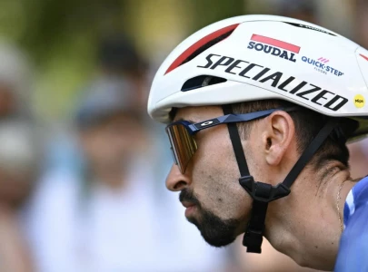 paret peintre lands first tdf stage