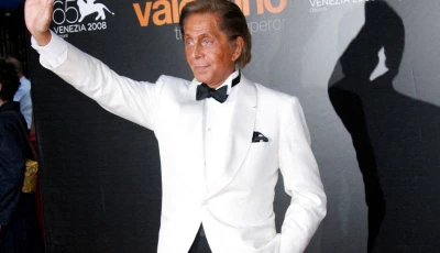 file photo italian fashion designer valentino garavani waves as he arrives for the premiere of the movie valentino the last emperor directed by matt tyrnauer of the u s at la fenice theatre in venice august 28 2008 reuters denis balibouse file photo