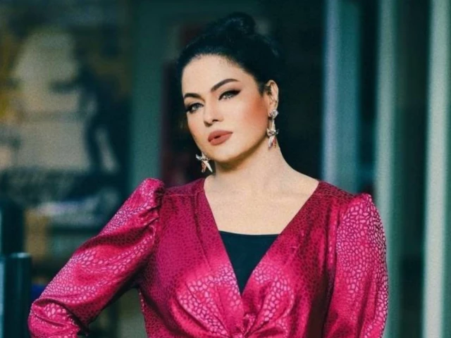 Veena Malik rules out politics, says she is 'very much happy in my own space'
