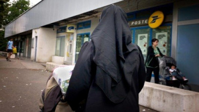 syria bans veiled faces in universities