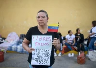 evelis cano mother of imprisoned jack tantak cano holds a sign outside zone 7 of the bolivarian national police in caracas demanding freedom for all political prisoners photo afp
