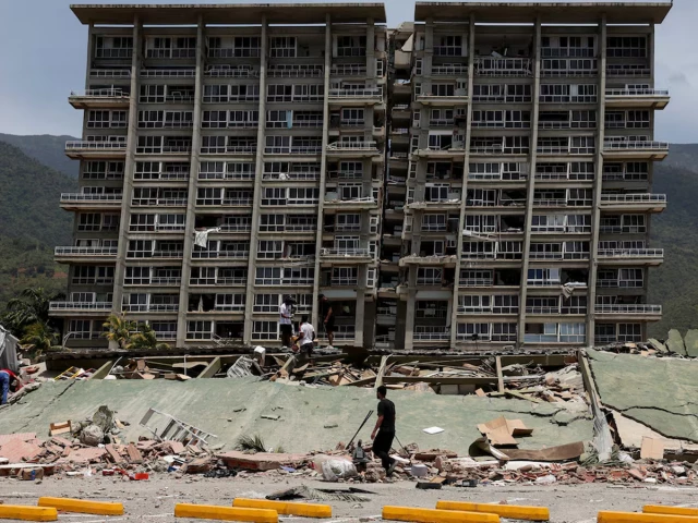 Rescuers comb Venezuelan quake rubble, thousands reported missing