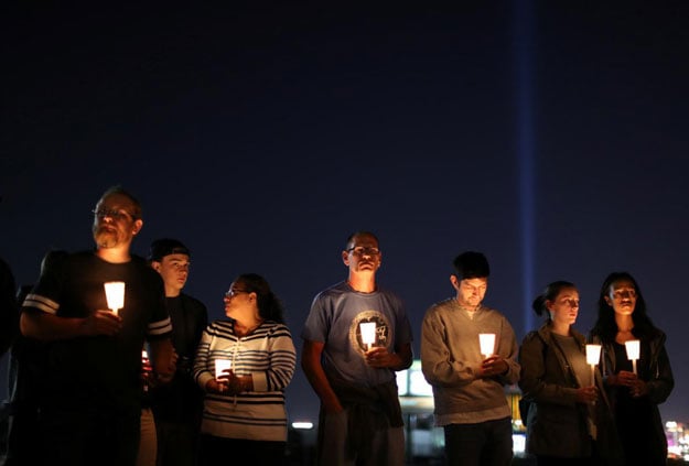 People pray during a candlelight vigil for victims of the Route 91 music festival mass shooting next to the Mandalay Bay Resort and Casino in Las Vegas, Nevada, US October 3, 2017. PHOTO: REUTERS