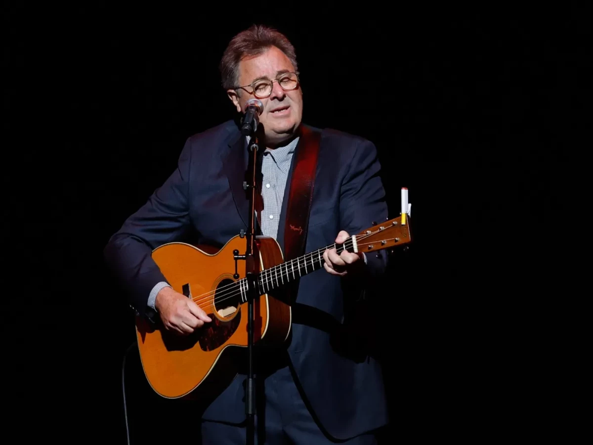vince gill reflects on career as he accepts willie nelson lifetime achievement award at 2025 cmas
