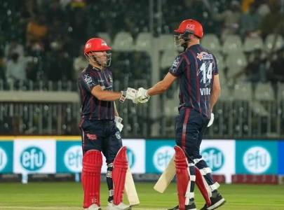 hbl psl x karachi kings edge past zalmi despite babar s heroics