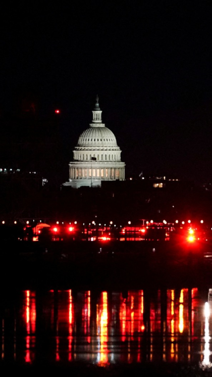 american airlines jet black hawk helicopter crash into river potomac in washington dc
