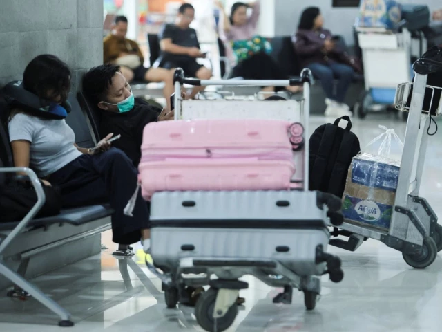 Volcanic ash continues to disrupt flights in Indonesia, thousands stranded