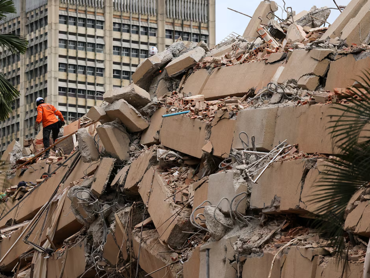 A rescuer works at the site of a collapsed building after earthquakes hit the country, in Caracas, Venezuela, June 25, 2026. Photo: Reuters