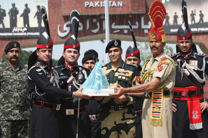 pakistani indian border forces exchange sweets on pakistan s independence day