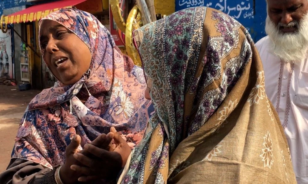 a woman in sentiments after receiving her relative from india via wagah attari border photo asif mehmood a woman in sentiments after receiving her relative from india via wagah attari border photo asif mehmood