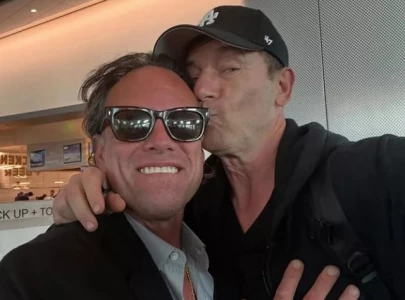 jason isaacs playfully jokes about white lotus cast alleged beef in new selfie with walton goggins