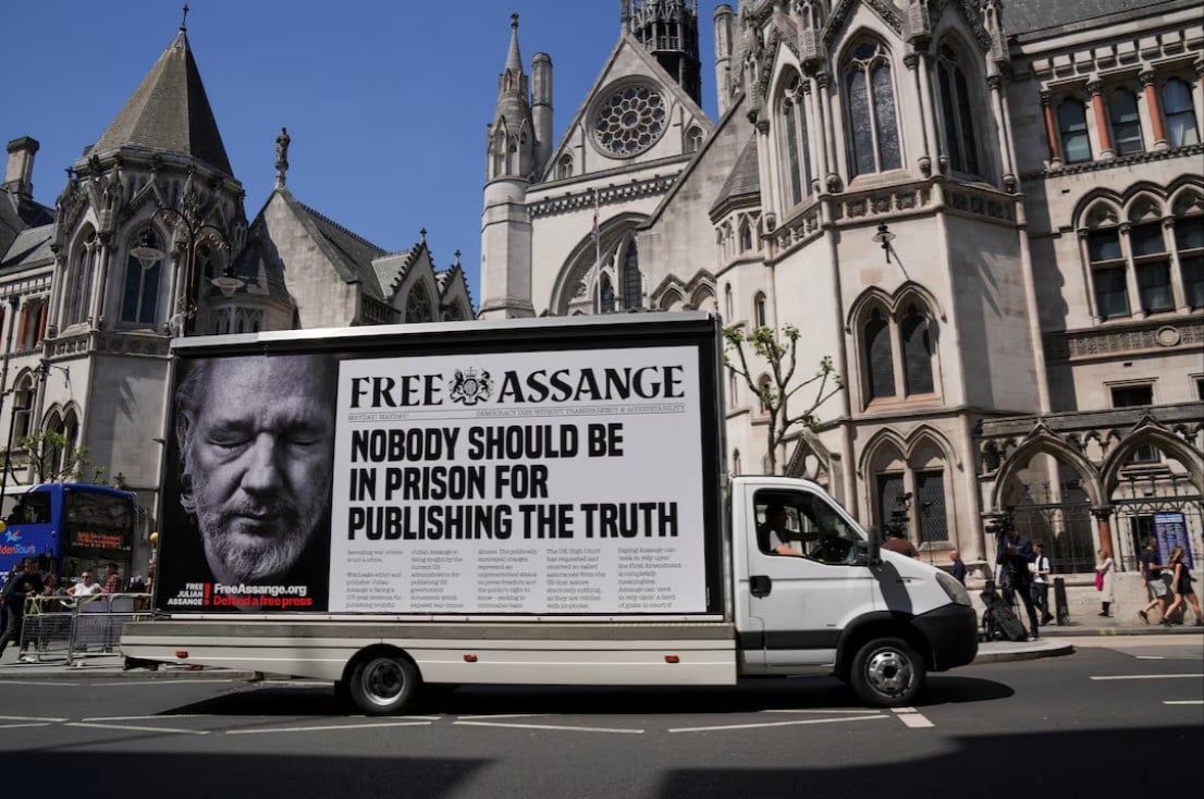 what is wikileaks and why did it get julian assange in so much trouble