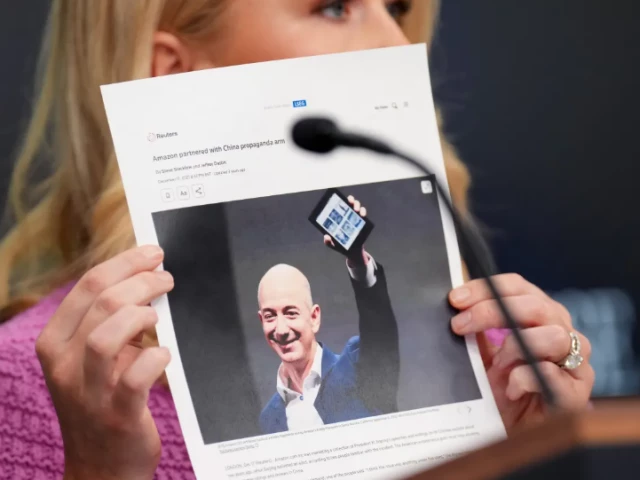 white house press secretary karoline leavitt holds a news article on amazon ceo jeff bezos as she speaks during the daily press briefing in the brady press briefing room at the white house on april 29 2025 in washington dc today marks the first 100 days of us president donald trump s second term photo cnbc white house press secretary karoline leavitt holds a news article on amazon ceo jeff bezos as she speaks during the daily press briefing in the brady press briefing room at the white house on april 29 2025 in washington dc today marks the first 100 days of us president donald trump s second term photo cnbc