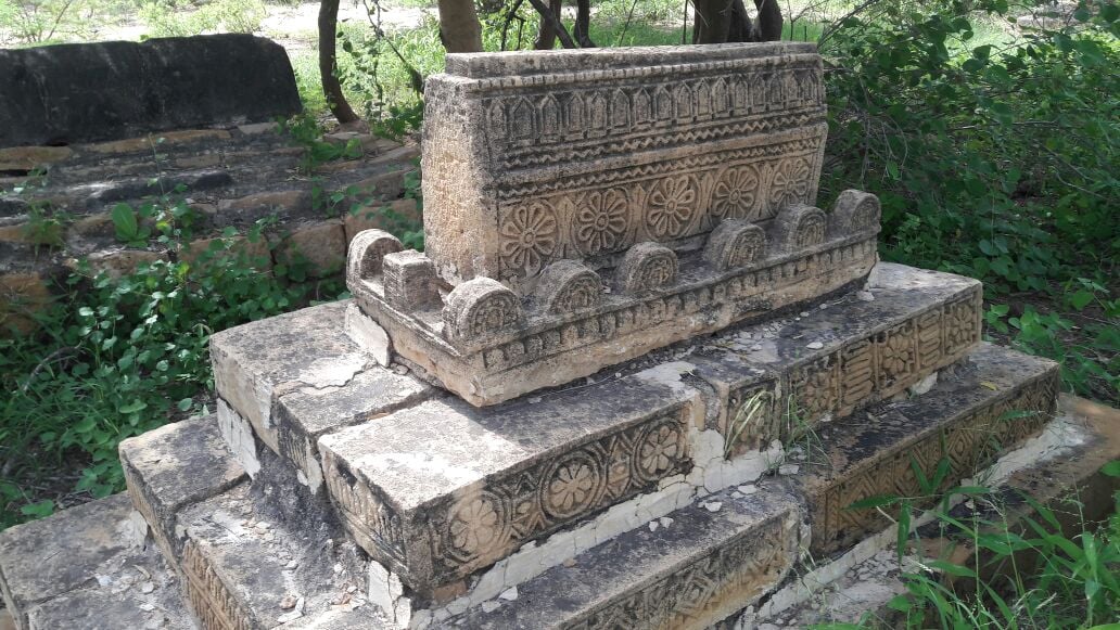 The unique structure and stone carvings on the graves resemble the Chawkandi and Makli necropolises. PHOTO: EXPRESS