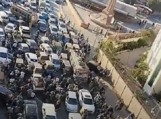 traffic jam on i i chundrigar road in karachi on march 24 2025 screengrab