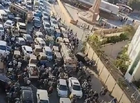 traffic jam on i i chundrigar road in karachi on march 24 2025 screengrab traffic jam on i i chundrigar road in karachi on march 24 2025 screengrab