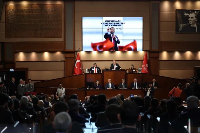 a digital billboard displays a picture of istanbul mayor ekrem imamoglu during a municipal council meeting to elect an interim mayor to run the city after imamoglu was jailed pending trial in istanbul turkiye photo reuters a digital billboard displays a picture of istanbul mayor ekrem imamoglu during a municipal council meeting to elect an interim mayor to run the city after imamoglu was jailed pending trial in istanbul turkiye photo reuters