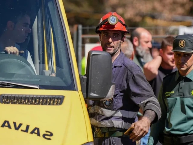 a miner speaks to the driver of a rescue vehicle following an accident that left five miners dead at the cerredo coal mine in degana in the mountainous region of asturias on march 31 2025 photo afp a miner speaks to the driver of a rescue vehicle following an accident that left five miners dead at the cerredo coal mine in degana in the mountainous region of asturias on march 31 2025 photo afp