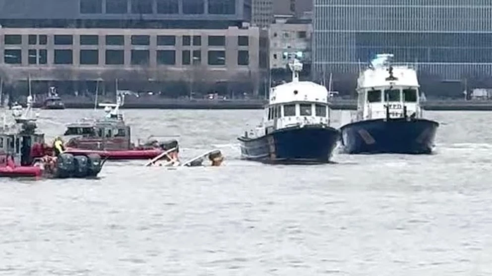 six killed as helicopter crashes into hudson river near lower manhattan six killed as helicopter crashes into hudson river near lower manhattan
