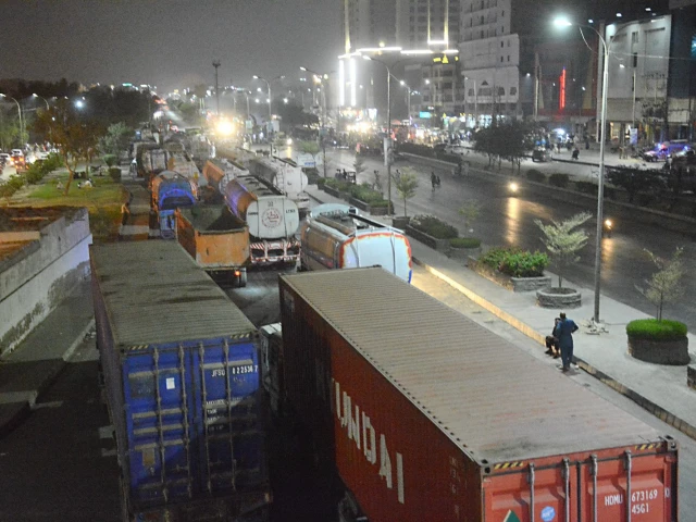 vehicles are stuck in traffic jam on korangi road due to the protest of lawyers photo jalal qureshi express vehicles are stuck in traffic jam on korangi road due to the protest of lawyers photo jalal qureshi express
