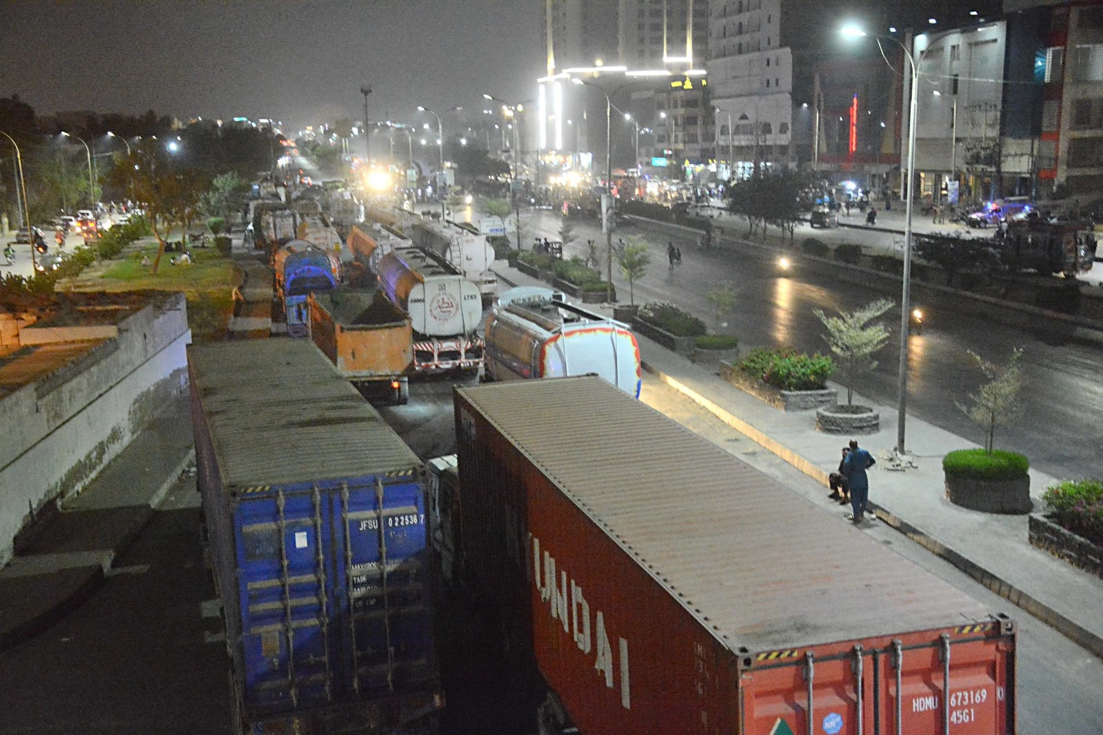 vehicles are stuck in traffic jam on korangi road due to the protest of lawyers photo jalal qureshi express vehicles are stuck in traffic jam on korangi road due to the protest of lawyers photo jalal qureshi express