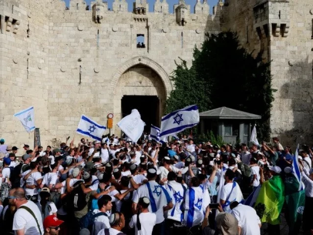 videos show israeli citizens inside the old city of jerusalem attacking palestinian shops and throwing objects at them screengrab