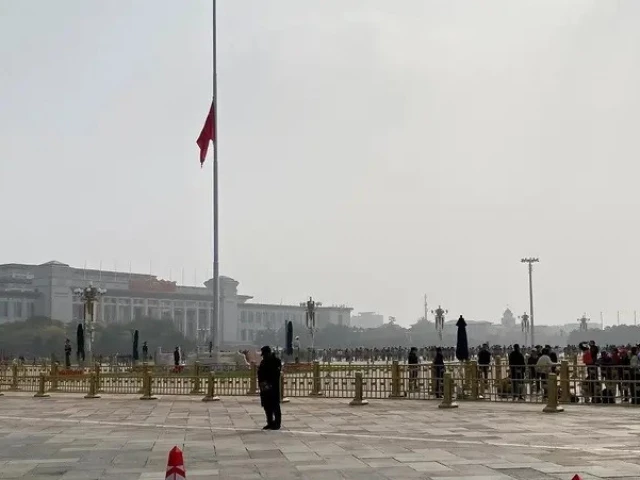 the chinese flag at tiananmen square flies at half mast in memory of late former chinese premier li keqiang in beijing china on november 2 2023 photo reuters the chinese flag at tiananmen square flies at half mast in memory of late former chinese premier li keqiang in beijing china on november 2 2023 photo reuters