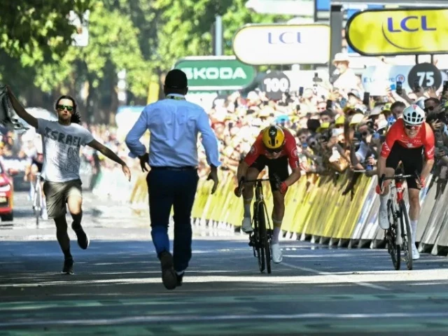 a protestor runs onto the course at the end of the 11th stage of the tour de france in toulouse on july 16 2025 photo afp a protestor runs onto the course at the end of the 11th stage of the tour de france in toulouse on july 16 2025 photo afp
