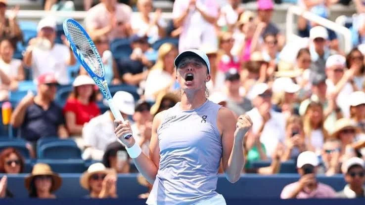 iga swiatek celebrates after reaching the final of the cincinnati open with a straight sets win over elena rybakina photo getty images