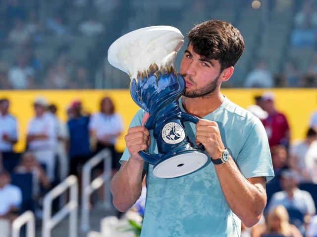 carlos alcaraz esp poses for a photo with the rookwood cup after his match against jannik sinner ita during the cincinnati open at the lindner family tennis center photo reuters carlos alcaraz esp poses for a photo with the rookwood cup after his match against jannik sinner ita during the cincinnati open at the lindner family tennis center photo reuters