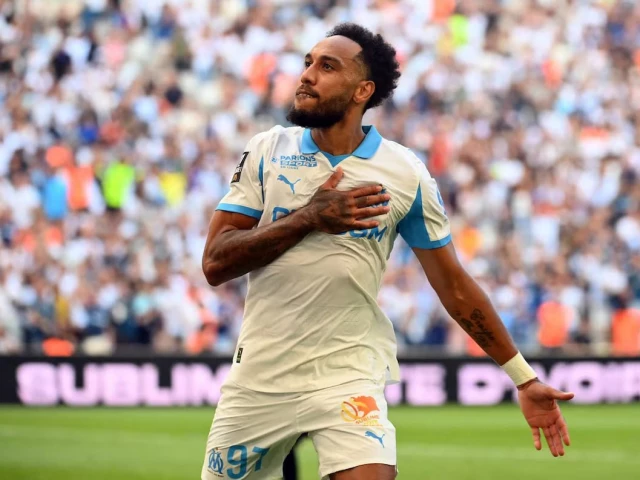 pierre emerick aubameyang celebrates after scoring one of his two goals in marseille s 5 2 win over paris fc on saturday photo reuters pierre emerick aubameyang celebrates after scoring one of his two goals in marseille s 5 2 win over paris fc on saturday photo reuters
