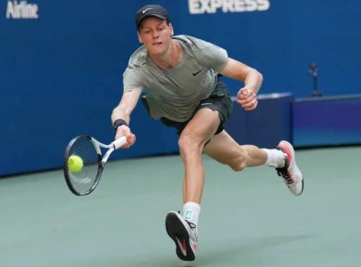 sinner swiatek romp through at us open as gauff struggles