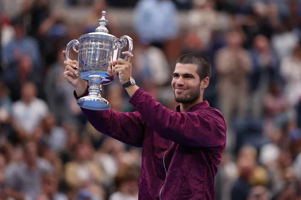 carlos alcaraz poses with the us open trophy after his victory photo reuters