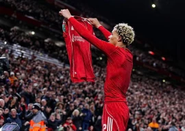 isak scores first liverpool goal in league cup win chelsea survive scare