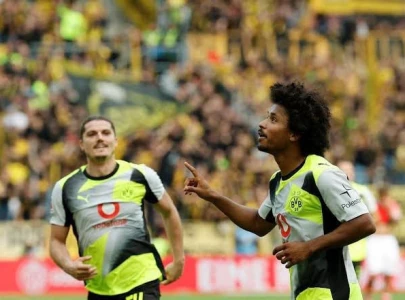 dortmund keep heat on bayern with mainz win