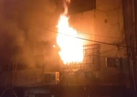two women die 10 sustain injuries as fire engulfs karachi s defence apartments two women die 10 sustain injuries as fire engulfs karachi s defence apartments