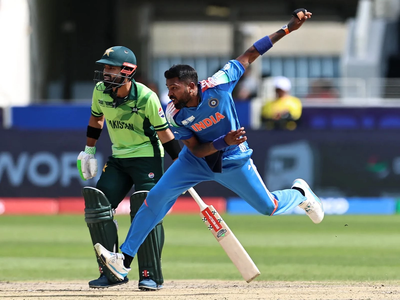 wasim waqar amir advise pak bowlers for india final wasim waqar amir advise pak bowlers for india final