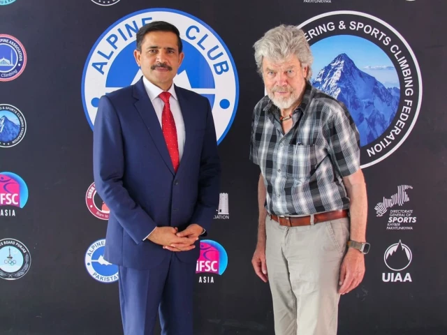 Messner visits Alpine Club HQ in Pakistan