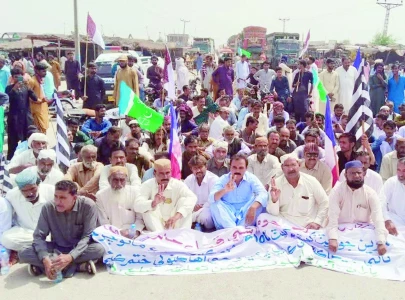 farmers protest petty price for paddy crop farmers protest petty price for paddy crop