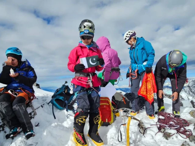 amina hanif and siddiqa hanif from baltistan represented pakistan and hoisted the national flag on the summit of yalung ri photo alpine club of pakistan amina hanif and siddiqa hanif from baltistan represented pakistan and hoisted the national flag on the summit of yalung ri photo alpine club of pakistan