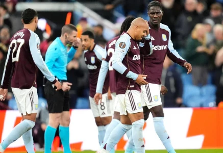 donyell malen scored twice as aston villa beat young boys 2 1 in a europa league tie marred by crowd trouble on thursday photo afp