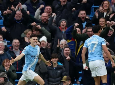last gasp foden goal spares man city s blushes spurs crash again